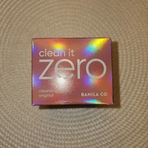 Banila co clean it zero cleansing Balm original 50ml - En allt-i-ett rengöringsbalm som smälter mjukt på huden för att avlägsna smink, rengöra och återfukta i ett enkelt steg. Dermatologiskt testad. Förvandlas från sherbet-liknande textur till en mjuk olja vid applicering på huden. Den är formulerad för att avlägsna vattenfast smink och rengöra huden. 50ml  Ord pris 249kr