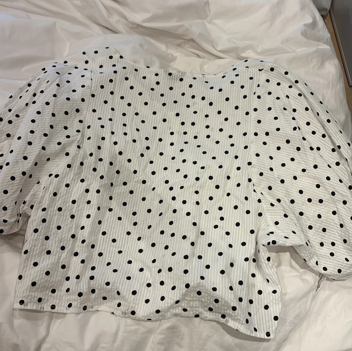 Vit prickig blus från Lindex - 1