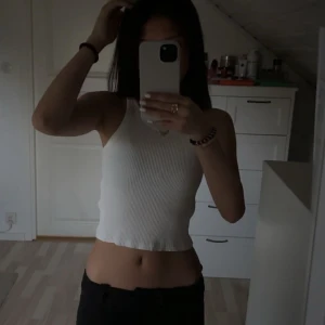 Vit ribbad  linnetopp💕 - Säljer en vit croppad linnetopp med ribbad struktur från Gina tricot. Det är i storlek xs 💓Hör av er vid frågor🥰