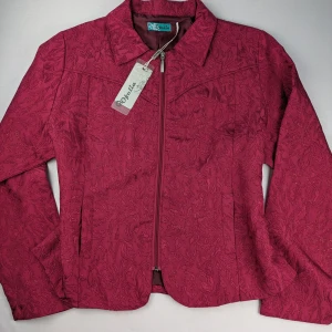 NEW vintage red patterned jacket. Size XL from Ofelia - Snygg mörkröd kavajjacka från Ofelia med subtilt blommigt mönster och glittriga detaljer. Jackan har dragkedja framtill, klassisk krage och är helfodrad för extra komfort. Perfekt för dig som vill sticka ut med en unik och elegant look.Red/dark pink jacket with pattern and sparkly thread  Size XL  New with tags, although the tag has come off Pockets and zip  Lined  Great light jacket for Christmas  Vintage  "Belinda jacket"  Armpit to armpit approx 59cm  Length approx 61.5cm