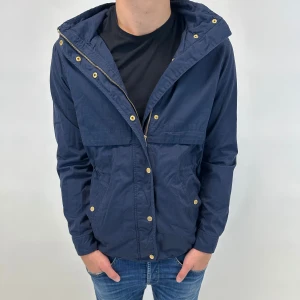 Field jacka - Hej, säljer nu denna riktigt snygga field jackan i storlek S som är perfekt nu till hösten! Skicket är 9/10 Vid minsta lilla fundering så är det bara att höra av sig