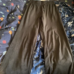 Byxor?  - Lösa vida byxor från HM med angelic bak på. Tror typ copy av juicy ? Men tykte om dom under en lång tid. Vält ansvällda men köpte nya mjukisar så måste säga hejdå