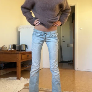 Ljusblå bootcut jeans låg midja - Köpta på loppis men kommer inte till användning längre. Passar jätte bra i längden på mig som är 172. 37 rakt över och 83 i innerbenslängd 