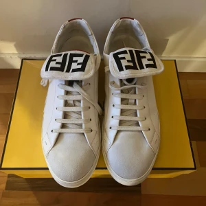 Vintage Fendi sneakers med FF-logga - Vintage fendi sneakers, come with a box and  authentic shoe bag from fendi 