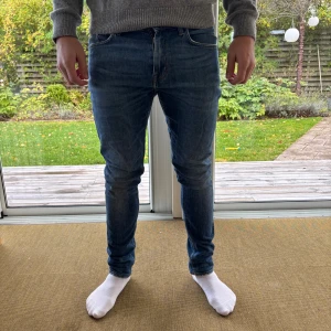 Tiger of Sweden jeans, blåa  - Säljer ett par klassiska blå skinny jeans från Tiger. Typ helt oanvända. 1800kr nya säljer de för 899kr 