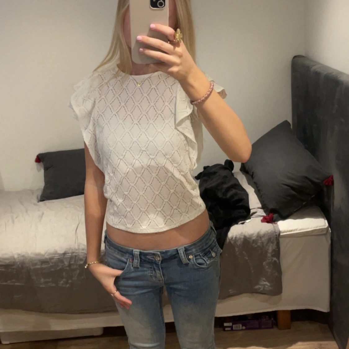 Vit blus med volangärmar och mönster - 1