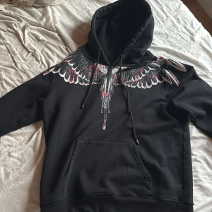 Marcelo burlon hoodie - Marcelo burlon hoodie svart, storlek S. Snygga detaljer och en svart färg som passar perfekt nu till hösten/vintern