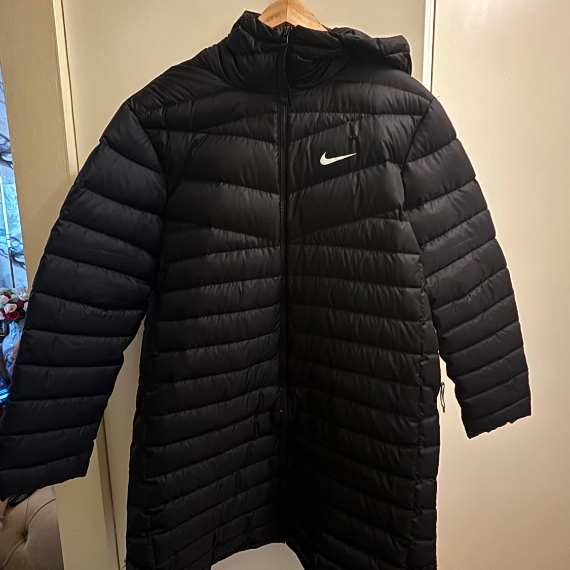 Svart lång dunjacka från Nike