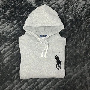 Ralph Lauren Big Pony Hoodie - Tja! Säljer nu denna galet eftertraktade Ralph Lauren Big Pony Hoodien i super skick utan några defekter (9/10)! Size L, Fits=M/L! Garanterar autenticitet!✅ Hör av dig vid minsta fråga eller fundering!🌟