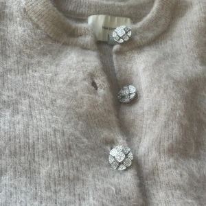 Beige fluffig stickad tröja H&M Edition - Helt slutsåld, i väldigt bra skick. Nypris runt 600-700kr. Skriv för frågor, till exempel hur den ser ut på osv.