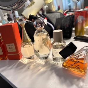 Daisy Love Pop50 ml, Tom Ford bitter peach 50 ml, Dior eu de parfum 50ml, Caia le soir 50 ml, Kylie Jenner 100ml, Prada intense 50 ml  - Säljer minna parafymer för att de är inte riktiga min doft så vill bara bli av med de                                                      Daisy Love Pop50 ml 350kr. Tom Ford bitter peach 50 ml1850kr, Dior eu de parfum 50ml 550, Caia le soir 50 ml 250kr, Kylie Jenner 100ml 500kr, Prada intense 50 ml650kr    Allt  3 950kr.