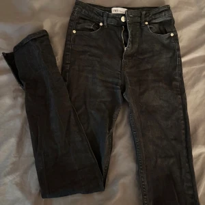 Svarta jeans från Zara med slit  - Svarta jeans från Zara med slit. Ganska välanvända men fortfarande i fint skick.