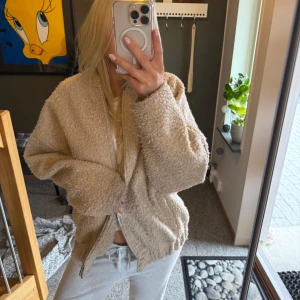 Höst jacka  - Säljer nu min as snygga jacka från Zara då jag tyvärr tröttnat på den. Så fin färg och passform💘 Priset är inte diskuterbart, först till kvarn!