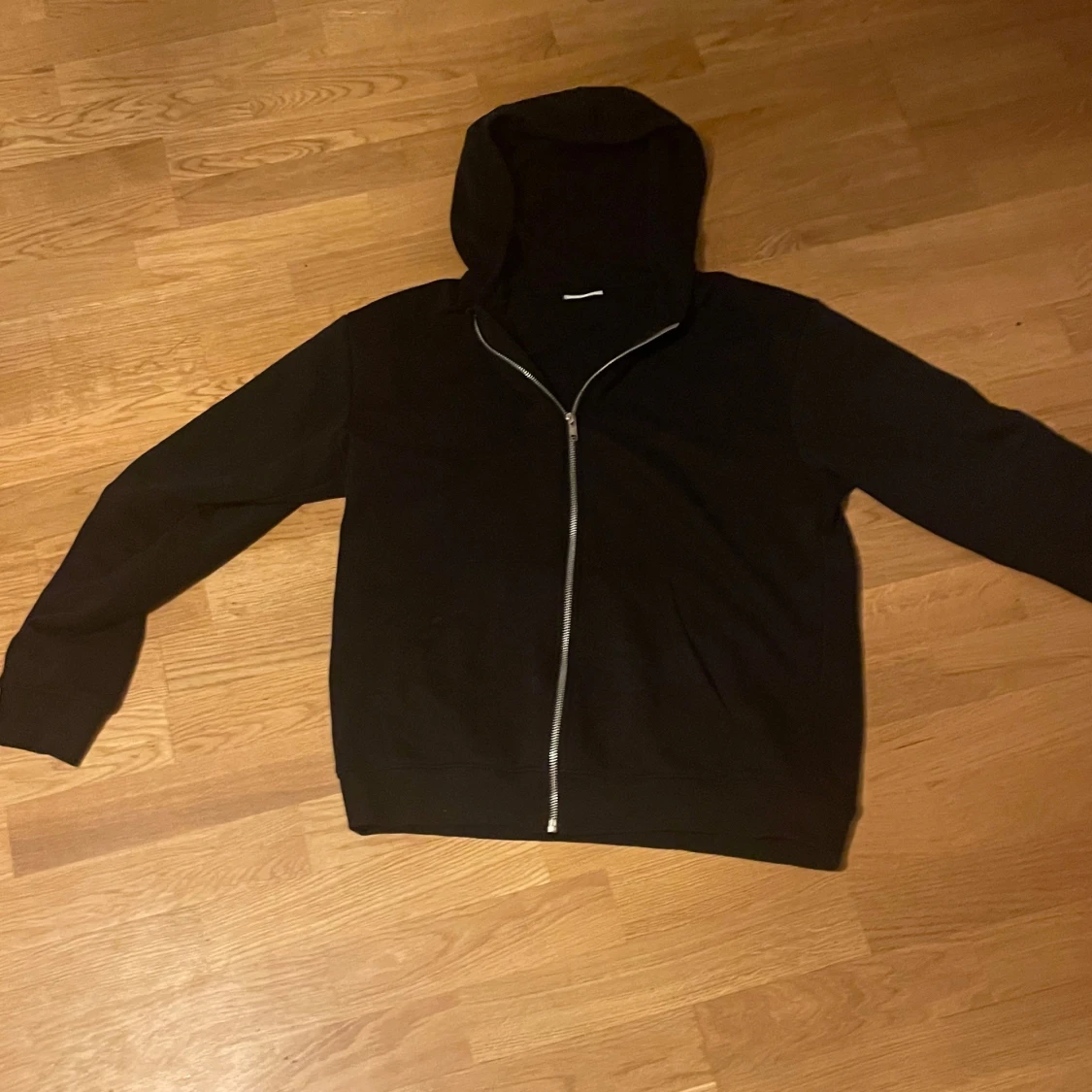 Svart hoodie med dragkedja från Kappahl
