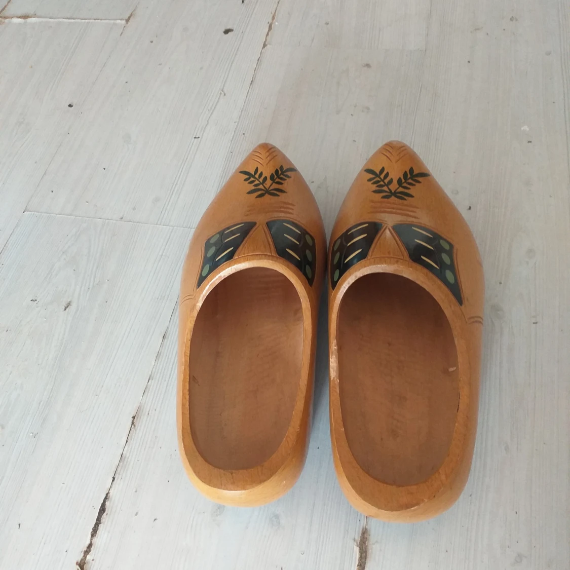 Träskor med målade detaljer - 1