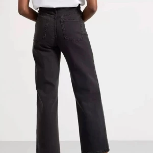 Jeans - Svarta jeans från lindex i modellen Hanna. Wide leg + högmidja. 