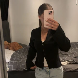 Svart tröja  - Säljer denna tröja från Gina tricot! 