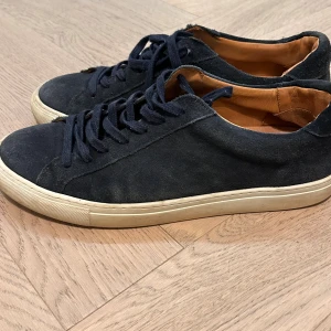 Mörkblå mockasneakers med vit sula från skolyx - Very nice mocka shoes from skolyx. Only problem is that on one of the shoes the lace hole started to open but that could be fixed.