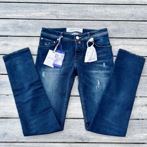 Jacob Cohen jeans - Extremt feta och sällsynta Jacob Cohen jeans! Helt nya med alla tags och tillbehör! Storlek 31. Navy blå. Kontakta mig för fler frågor och funderingar!