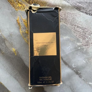 Cristiano Ronaldo Legacy Shower Gel - Fräsch duschgel från Cristiano Ronaldo Legacy-serien. Volym: 150 ml. Tillverkad i USA. Perfekt för dig som vill ha en sportig och energisk känsla i vardagen. Innehåller bland annat aqua, sodium laureth sulfate och parfum.