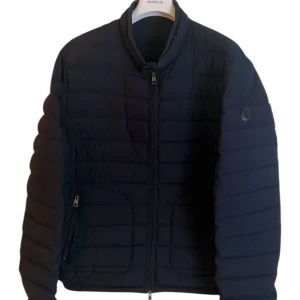 Moncler Acorus jacka  - Moncler Acorus black label jacka. Storlek 6 passar Xl-XXL. Skick 8.5/10. Pris 2490! Finns att köpa på våran hemsida, Fashionels.com