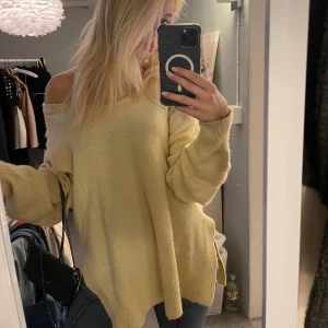 Oversized ljusgul stickad tröja - Lite nopprig men går enkelt bort med noppermaskin/klädborste! Skulle ej säga att man tänker på det när man har på sig den dock 💛storlek Xs men overzised
