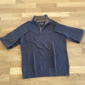 Blå stickad kvarts zip från Bondelid - Bra skick, inga defekter. 