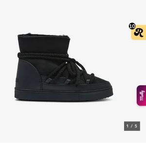 Svarta boots från Inuikii i mocka och skinn - Snygga svarta boots från Inuikii med grova snören och rund tå. Skorna är tillverkade i en mix av mocka och skinn, med en platt sula och mjukt foder. Perfekta för dig som vill ha en stilren och trendig vintersko. Säljer i storlek 39. Skriv om ni är intresserade.❤️