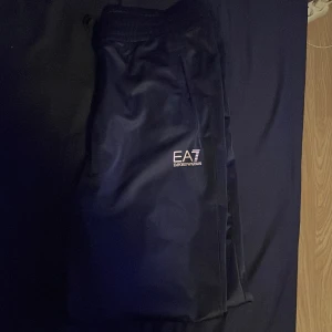 Svarta EA7 Emporio Armani mjukisbyxor - Svarta tränings/mjukisbyxor från Armani. Jäkligt sköna och trevlig passform. Funkar både till träning men också chill. Storlek M. Knappt använda då de är lite stora på mig.