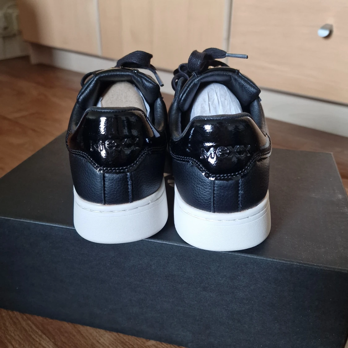 Svarta sneakers från Mexx med gulddetaljer - 1