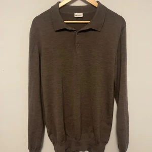 John Henric tröja - Säljer denna asfeta tröja från John Henric. Det är 100% merino och den är mycket fint skick. Hör av er vid frågor eller funderingar.🤝