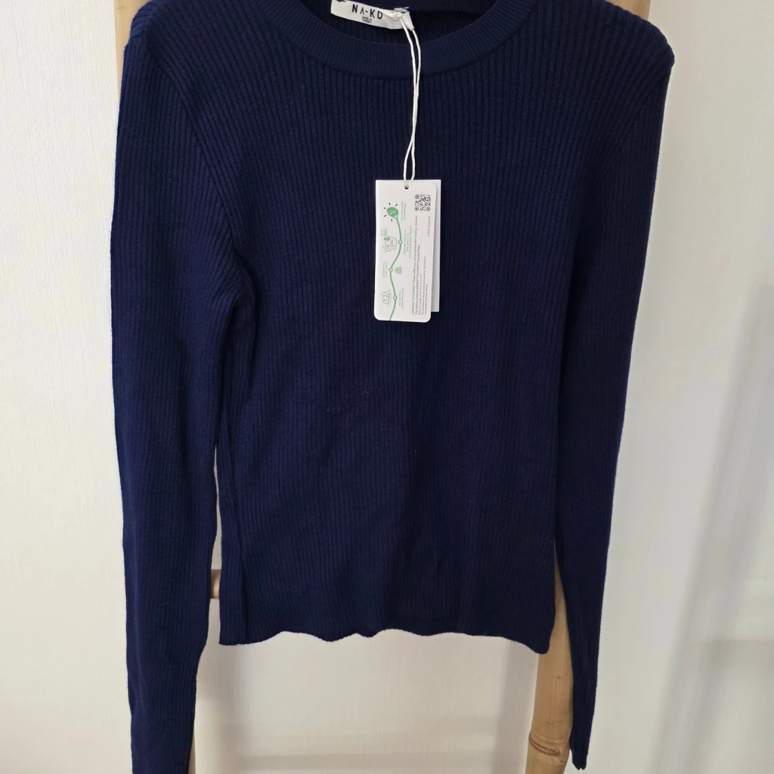 Marinblå ribbad tröja från NA-KD