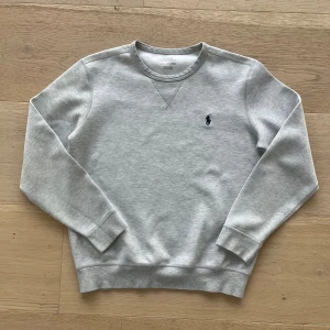 Grå Tröja från Polo Ralph Lauren - Säljer en snygg tröja från Polo Ralph Lauren i grå färg. Tröjan är i storlek 170/S