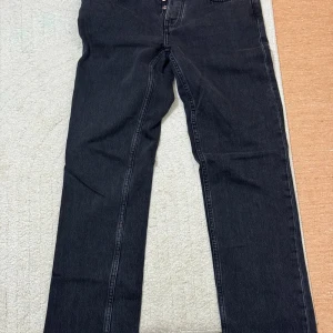 Jeans S - Lager 157 ICON - Svarta supersnygga jeans från Lager 157 i modellen ICON. Sitter bra i rumpan! 