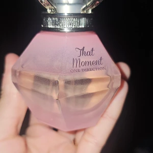 That Moment One Direction parfym - That Moment från One Direction är en Eau de Parfum med rosa flaska. Volym: 100 ml. Tillverkad i England. Perfekt för dig som vill ha en ikonisk doft från ett av världens största band.