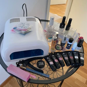 Nagelkit med geléer och dekorationer - Säljer ett komplett nagelkit med flera färger av Nice Jolie geléer, IsaDora Chrome Nail Powder, glitter, nageldekorationer, penslar, filar, tippar, bas- och topplack samt en UV-lampa. Perfekt för dig som vill fixa snygga naglar hemma med olika färger och effekter.