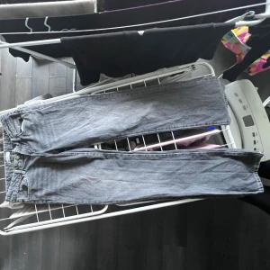 ultra low wide petite jeans - Snygga grå jeans från Perfect Jeans i storlek 36. Klassisk femficksmodell med raka ben och normal passform. Jeansen har dragkedja och knapp framtill samt tydliga kontrastsömmar. Perfekta till en avslappnad streetstil. 