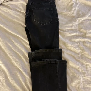 Svarta utsvängda jeans  - Säljer ett par svarta utsvängda jeans från Gina i storlek 32. 