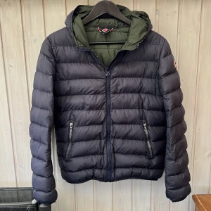 Colmar jacka navy /grön 16y - Supersnygg colmar jacka! Size 16y/172cm! Passar typ 170-178 cm! Skick 8/10! Superbra jacka för denna höst och vintertid! Liten defekt på magen. Hör av dig vid minsta fundering 🤩 