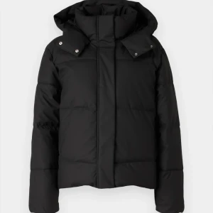 Vinterjacka Vero Moda - Super fin jacka från Vero Moda, är i bra skick. Skriv för egna bilder 💕