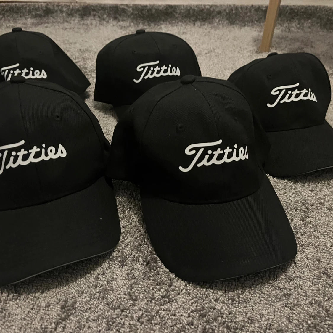 Svart ”titties” golfkeps  