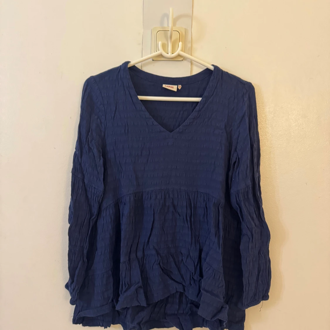 Blå v-ringad blus med volang