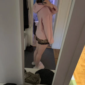 Rosa stickad Hoddie från bikbok  - Fin rosa stickad hoddie, knappt använd, perfekt nu för vintern när de blir lite kyligare💕