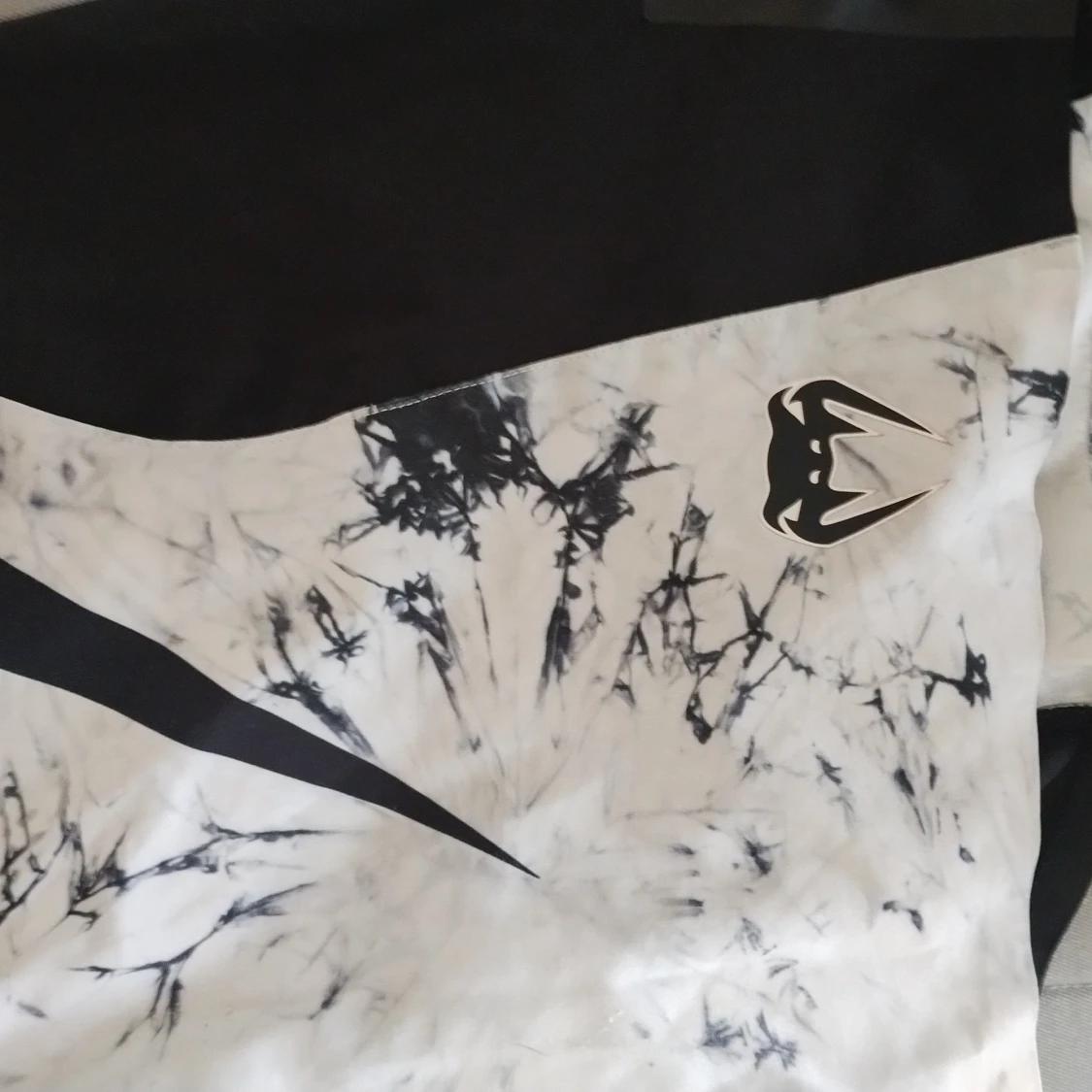 Venum svartvita träningsshorts - 1