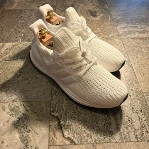 Adidas ultra boost - Tjena, säljer dessa riktigt sköna adidas ultra boost. Har knappt använt dom, fick de i present men var tyvärr inte min storlek. Skicket är nytt inga defekter. Ifall du har några frågor eller funderingar skriv gärna👍