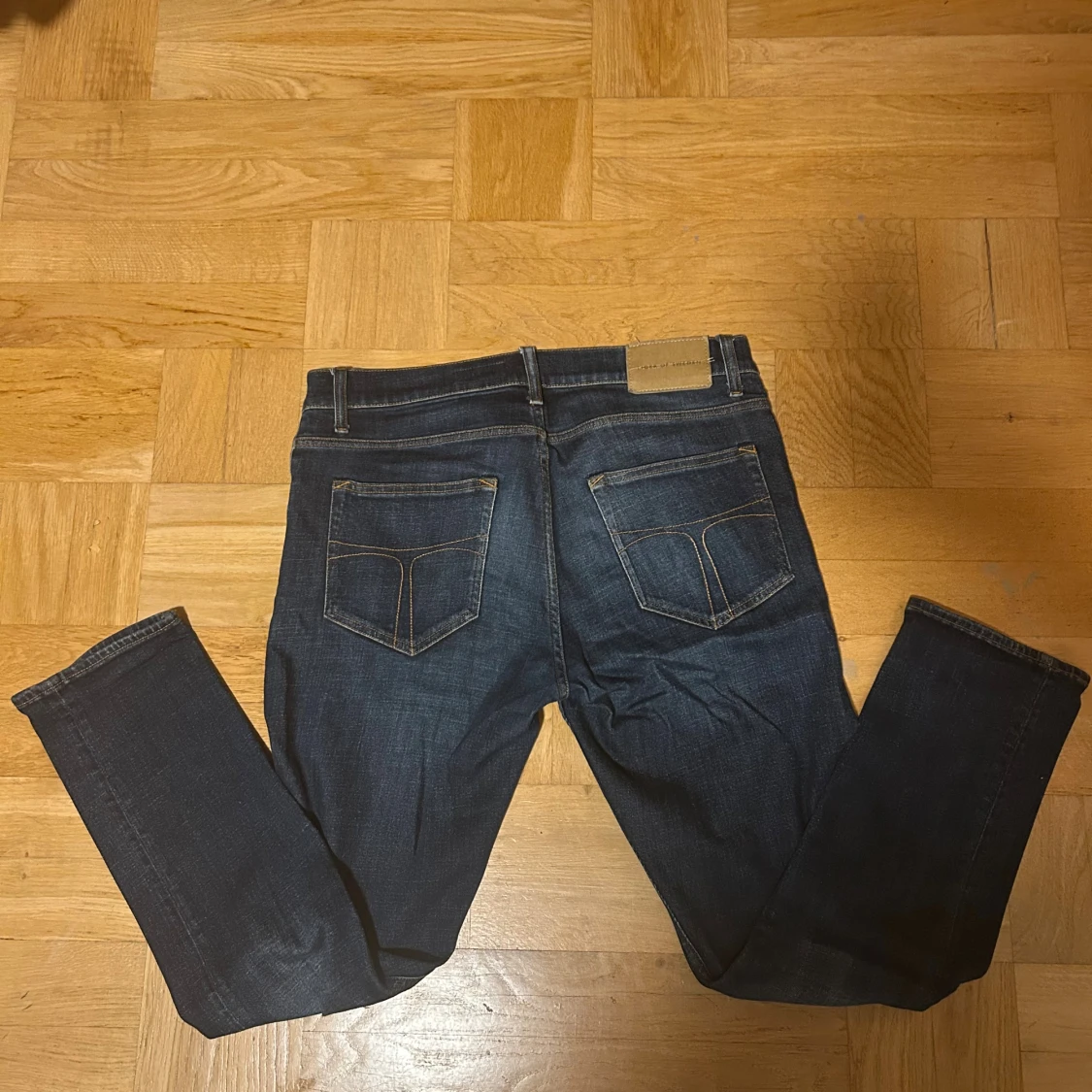 Mörkblå jeans från Tiger of Sweden - 1