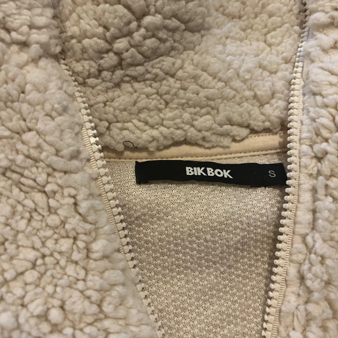 Beige fleece-tröja från Bik Bok - 1