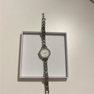 Silverfärgad klocka med stenar 🤍 - Helt ny silver klocka❣️