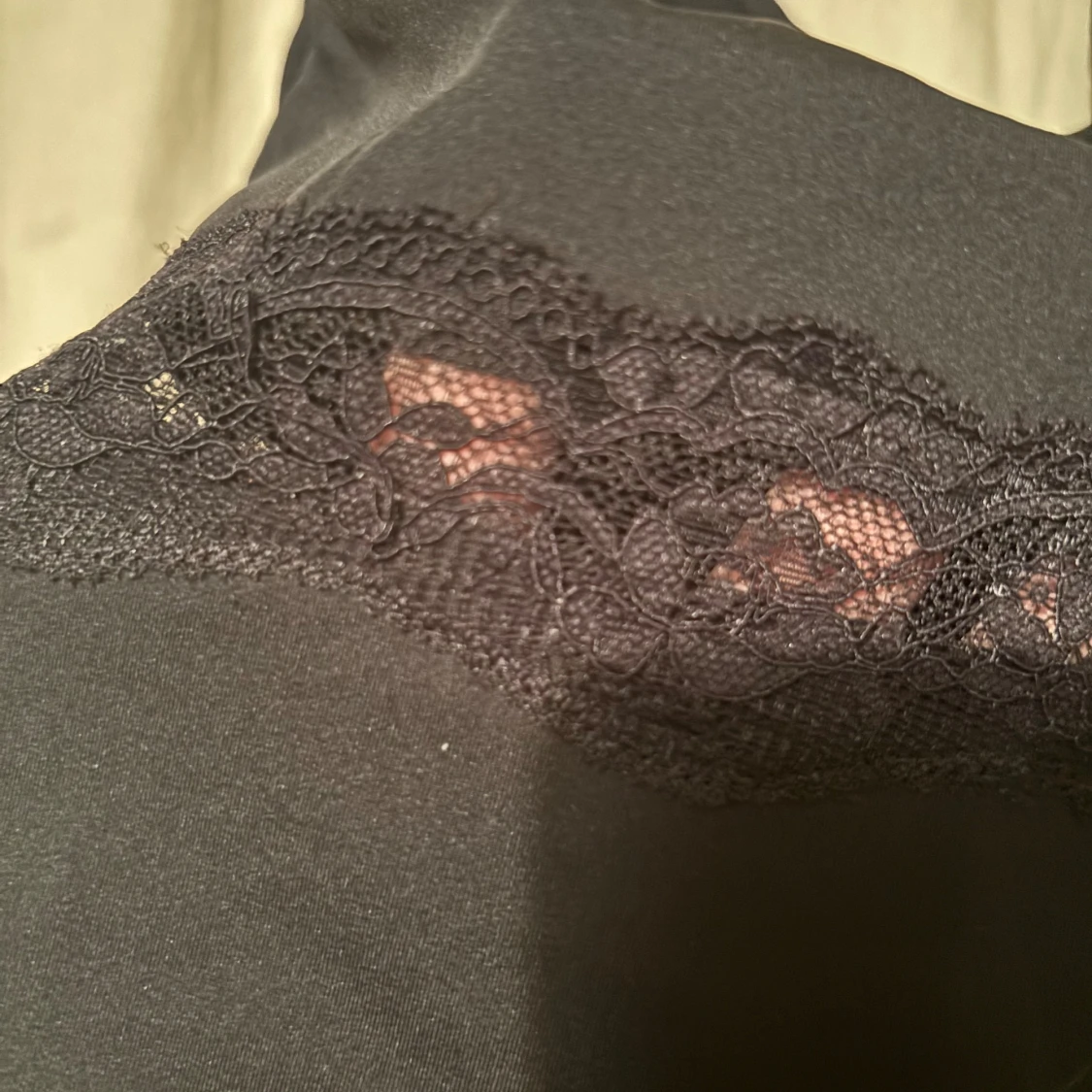 Svart bodysuit med spetsdetalj - 2