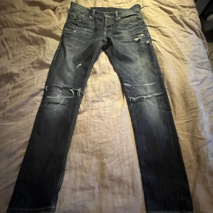 Dondup jeans strl 32 - Säljer ett par snygga dondup jeans med unika slitningar storlek 32 säljer dem för att de är förstora hör av vid minsta fråga 